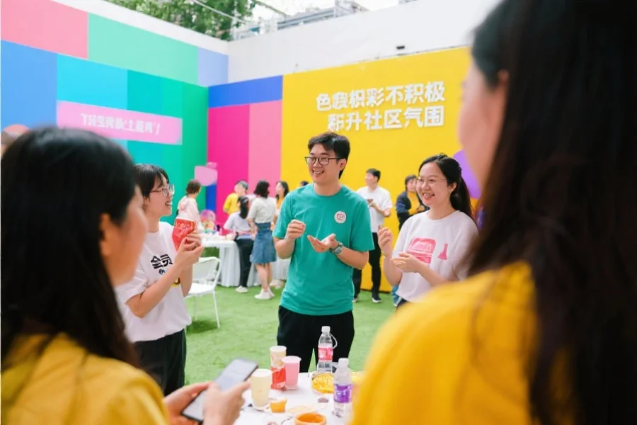 多彩的社群活动场景,会员们正在轻松互动交流,营造出积极向上的社区氛围